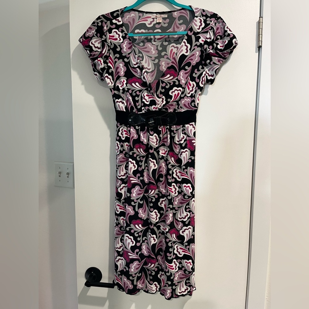 Chic V-Neck Belted Midi Dress - Black and Pink Size Medium